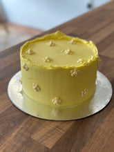 Load image into Gallery viewer, Mini Daisy Cabinet Cake