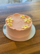 Load image into Gallery viewer, Daisy Cabinet Cake